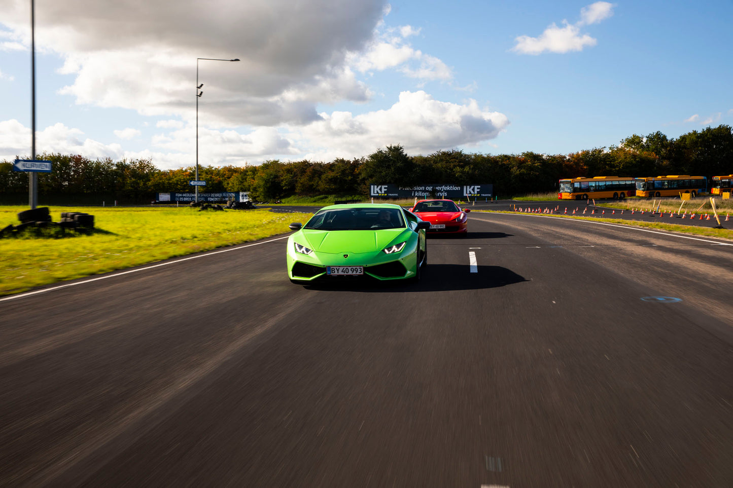 Kør Ferrari vs Lamborghini på bane