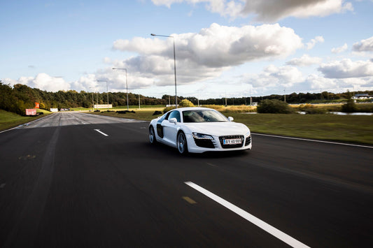 NYT! For 2 personer – Kør Audi og Porsche på bane