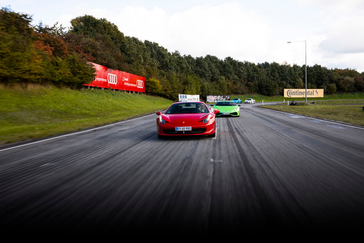 Kør Ferrari vs Lamborghini på bane